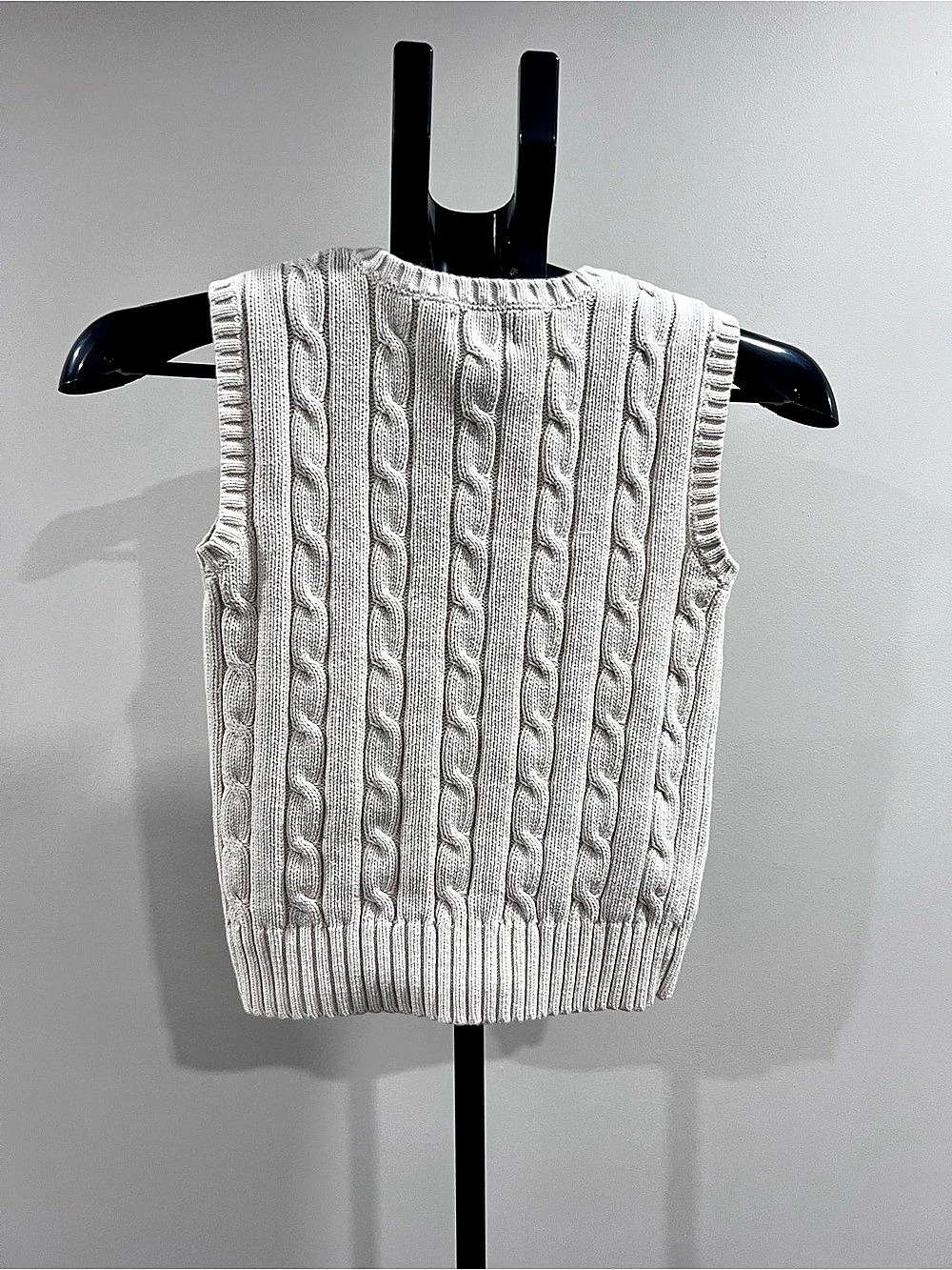 Chaps Cable Knit V-Neck Sweater Vest in Cream Like New - Picture 2 of 4